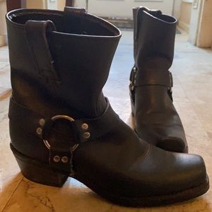 Hardly worn short harness motorcycle boot